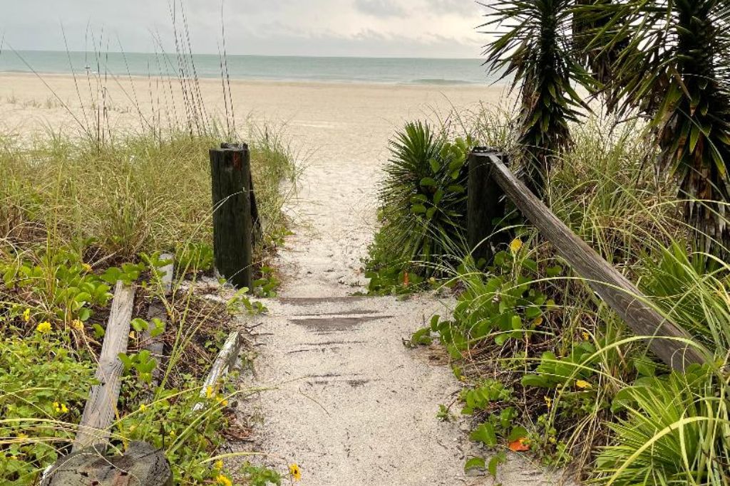 Anna Maria Island Bradenton Beach is located on the southern end of Anna Maria Island, only 10 miles from the mainland city of Bradenton.